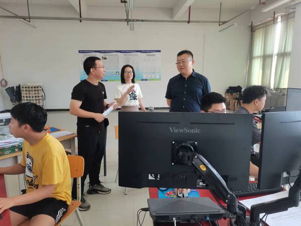 张学钢副校长带队慰问技能大赛（国赛）备赛师生